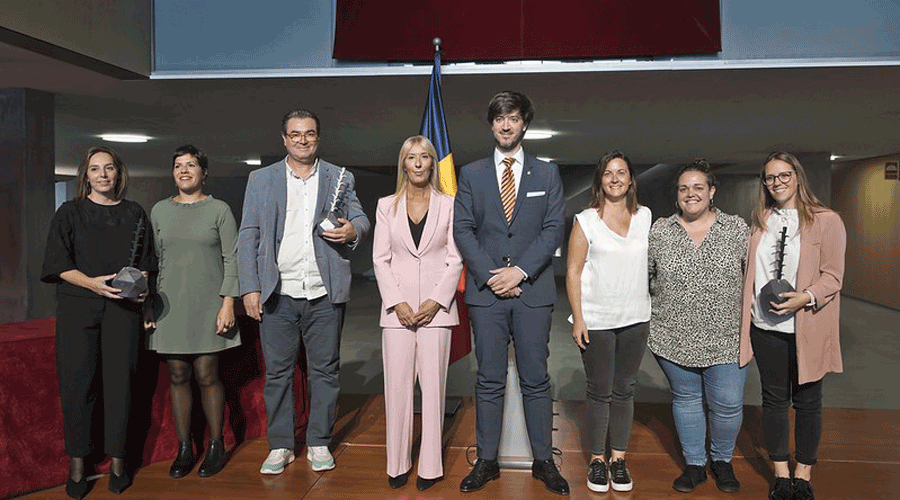 Al centre, els síndics amb els guardonats dels Premis d'Innovació Educativa (Consell General)