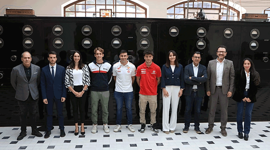 Pilots, autoritats i membres de la federació en la presentació de la prova (FMA)