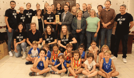 Les jugadores del Cadí La Seu oferint el títol a la ciutat