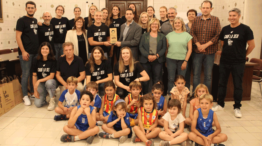 Les jugadores del Cadí La Seu oferint el títol a la ciutat (Aj. la Seu)