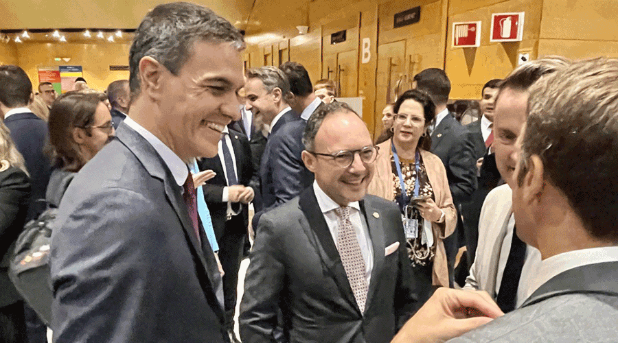 El president espanyol, Pedro Sánchez, Xavier Espot i, d'esquena, el president francès, Manuel Macron (SFGA)