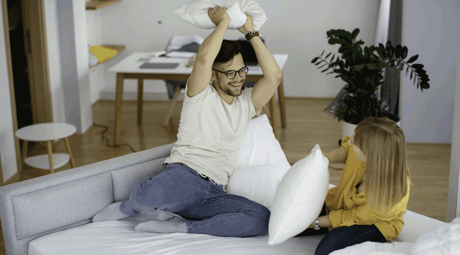 Una parella fent el "tonto" en un sofà llit (iStock)