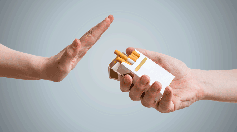 Una persona oferint tabac a una altra que el rebutja