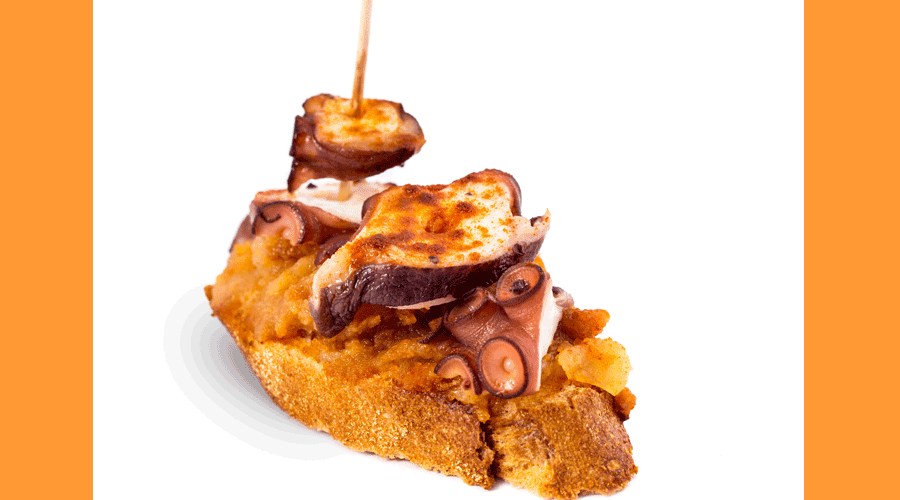 Un pintxo de pop a la gallega amb un cremós parmentier de patata (Getty images)