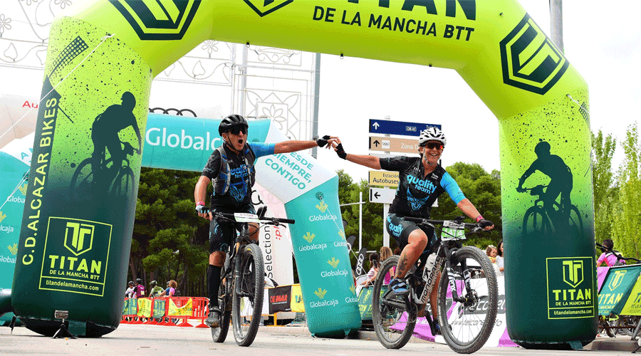 Ramon Aranda i Isabel Vicente finalitzant la Titan Desert de la Mancha (Ramon Aranda)