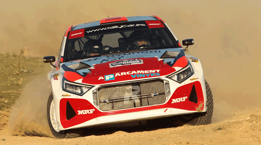 Joan Vinyes i Jordi Mercader pilotant sobre terra (FotoEsport)