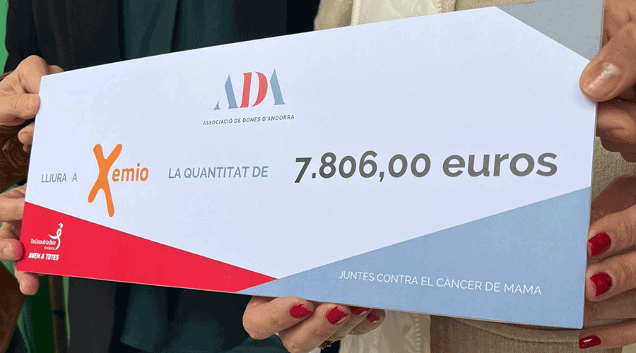 El xec amb els 7.806 euros per a la Fundació iSYS per al seu projecte Xemio (ADA)