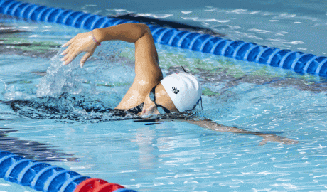Alexandra Mejia nedant en piscina