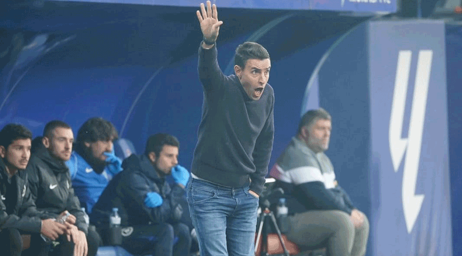 Mà a la butxaca, el míster dona instruccions als jugadors (FC Andorra)