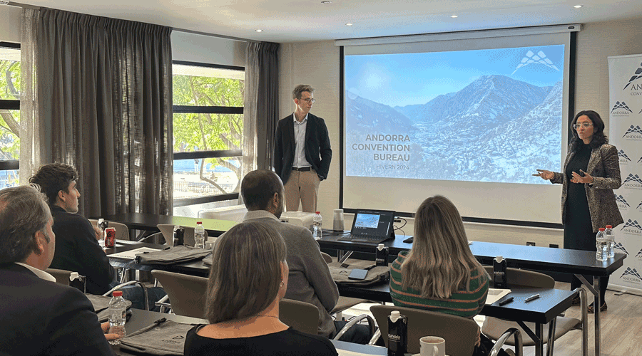 Membres de l'Andorra Convention Bureau adreçant-se als representants de les agències de viatges MICE (Andorra Turisme)