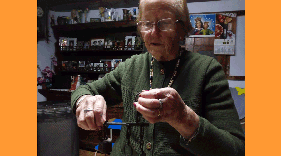 Emília Llorens amb una “romaneta” de les que utilitzaven les trementinaires de la família per a pesar la mercaderia (Arxiu Cal Peret)