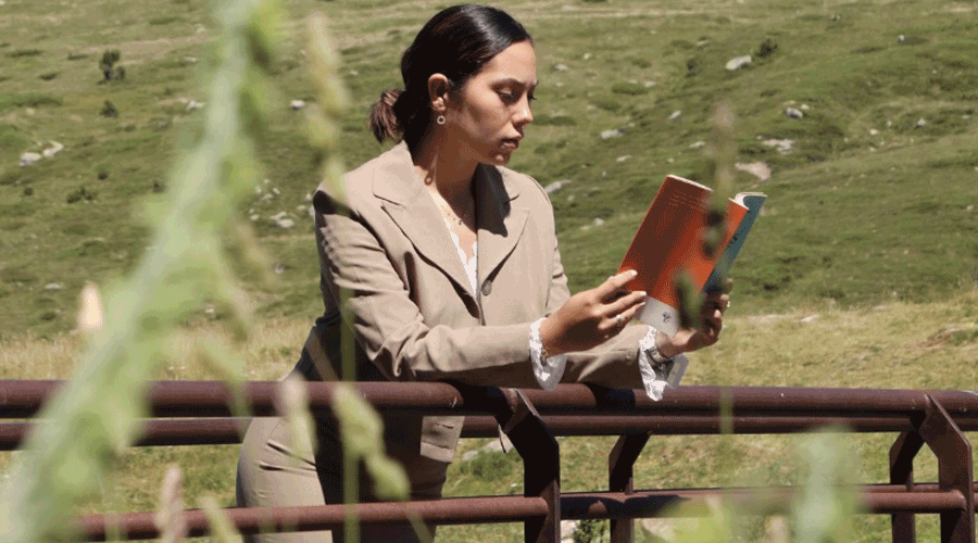 Laia Córdoba Martin amb el seu llibre "A ti". Foto: Cedida