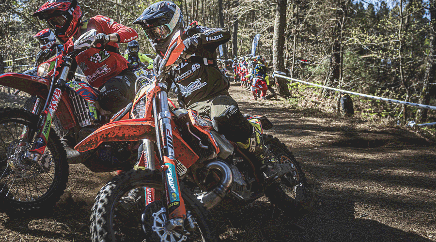 En primer terme, a la imatge, el pilot de Hard Enduro, Marc Font (FotoEsport)