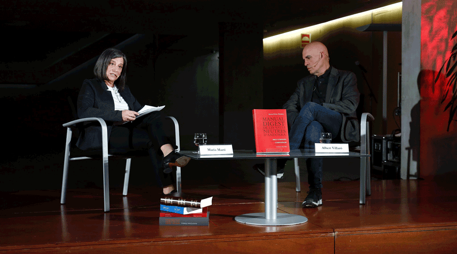 La responsable cultural del parlament, Maria Martí, i l'historiador Albert Villaró (Consell General)