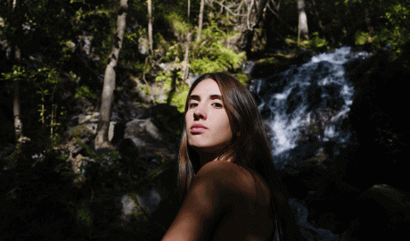 L'artista Naiara Escabias Oferil en un autoretrat