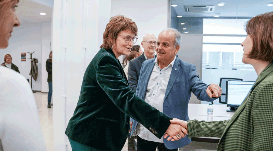 Al centre, la consellera d'Educació de la Generalitat, Anna Simó (Govern.cat)