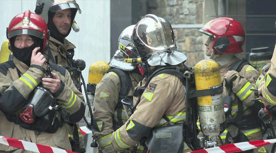 Bombers en una imatge d'arxiu en tasques d'extinció d'un incendi (AndorraDifusió)