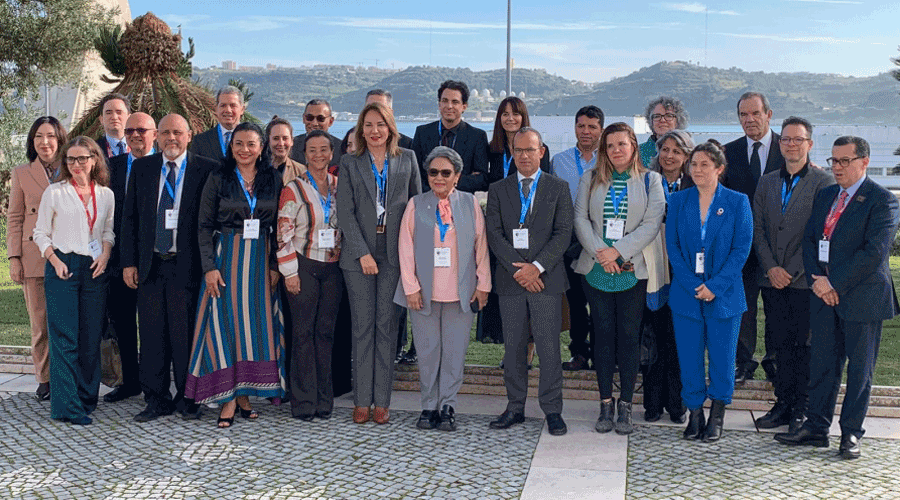 La ministra Mònica Bonell, darrera fila, quarta per la dreta (SFGA)