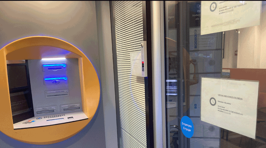 Entrada de l’única oficina bancària de Martinet, amb un rètol que indica l'exigència de cita prèvia (RàdioSeu)