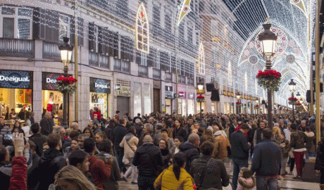 Carrer atapeït de persones per Nadal