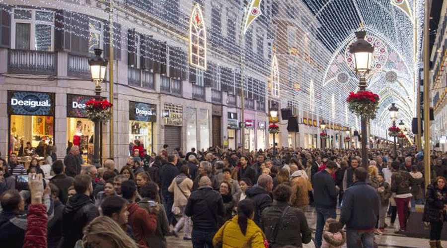 Carrer atapeït de persones per Nadal (iStock)