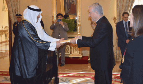 El copríncep episcopal rebent les credencials de Khalifa M. Alkhorafi, ambaixador de Kuwait