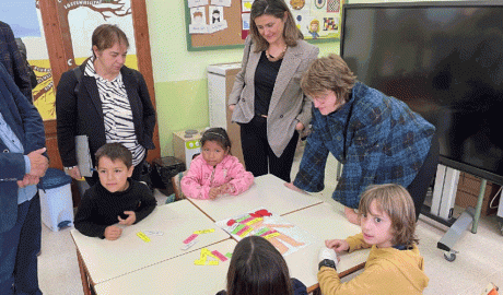 A la dreta, la consellera d'Educació de la Generalitat visitant un centre escolar a l'Aran
