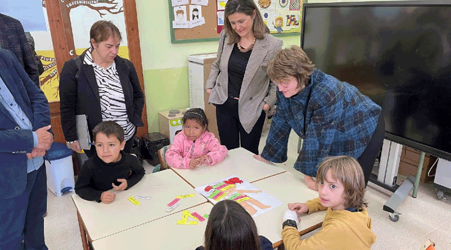 A la dreta, la consellera d'Educació de la Generalitat visitant un centre escolar a l'Aran (Govern.cat)