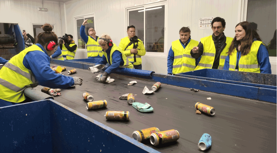 El ministre Guillem Casal -segon per la dreta- en la visita realitzada al Centre de Triatge (SFGA)