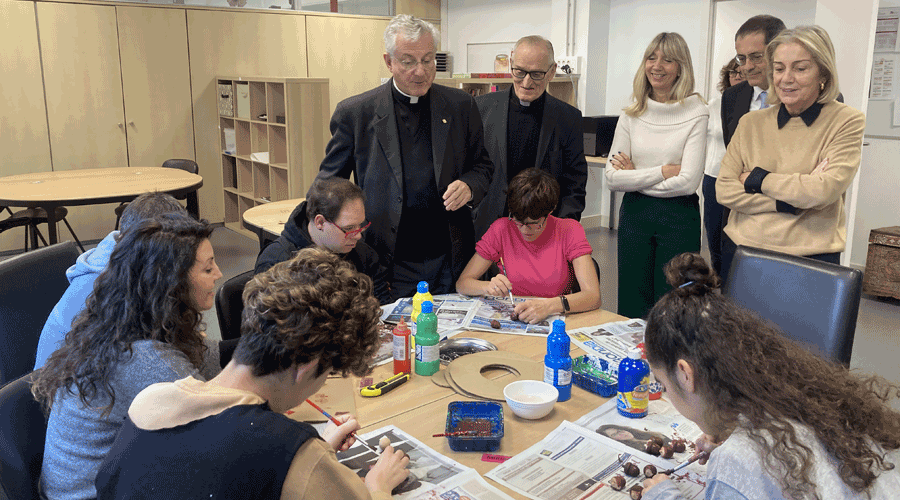 El copríncep episcopal visitant la FPNSM (Fundació)