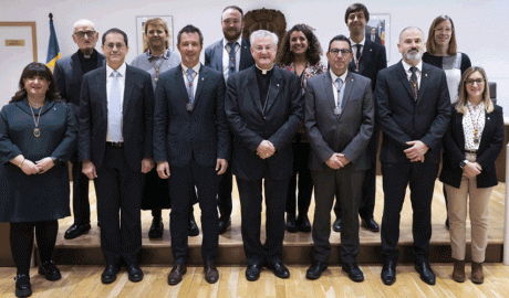 Al centre, el copríncep episcopal amb els càrrecs del Comú d'Andorra la Vella