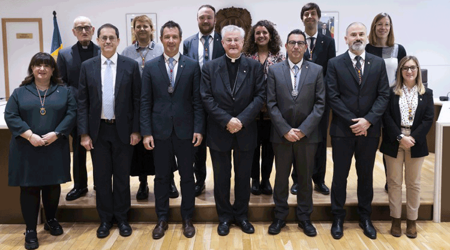 Al centre, el copríncep episcopal amb els càrrecs del Comú d'Andorra la Vella (Comú)