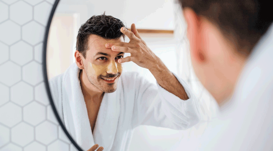 Un home tenint cura de la seva cara (Unsplash)