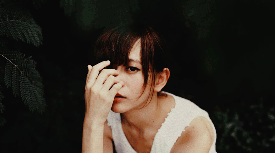 Una noia amb un serrell accentuat (Foto: larm Rmah / Unsplash)