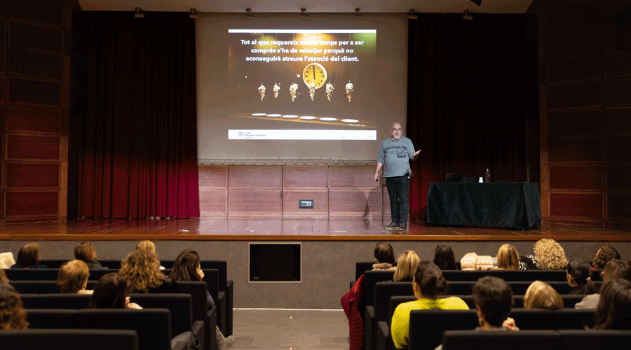 L'expert en aparadorisme, Pep Navarro, durant la formació a Escaldes (comuee)