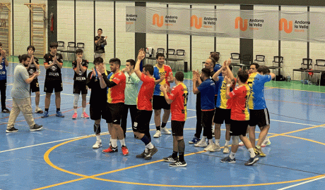 L'Handbol Club Serradells celebrant una victòria