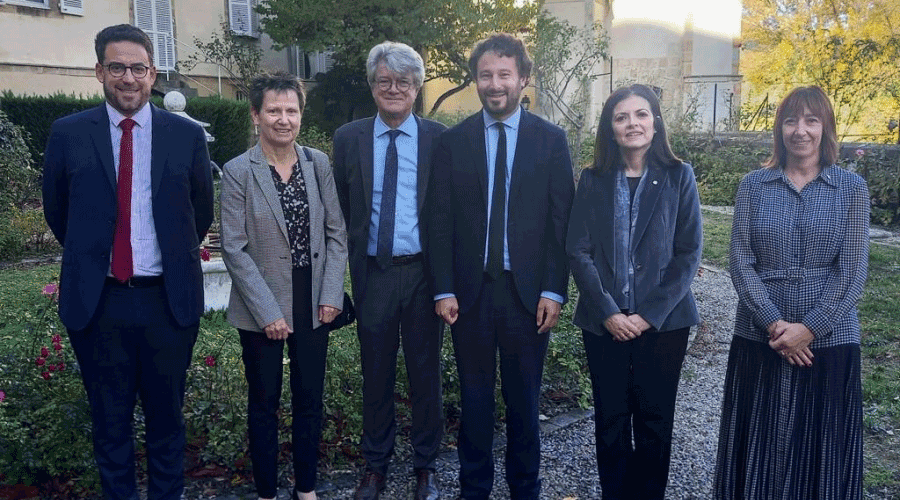 La ministra Imma Tot -segona per la dreta- i al seu costat l'ambaixadora Eva Descarrega (SFGA)