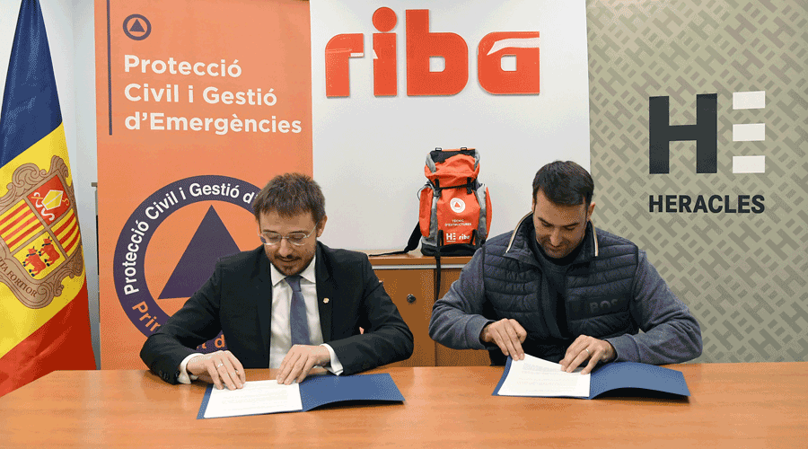 Joan León i Miquel Àngel Armengol signant el conveni de col·laboració (SFGA / JAViladot)