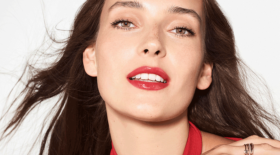 Una dona amb els llavis pintats (Clarins)