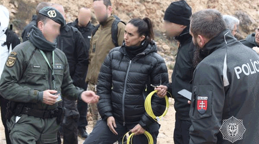 Al centre de la imatge l'agent de la Policia, Natàlia Crespo (Policia d'Andorra)