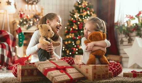 Unes nenes obrint regals i jugant