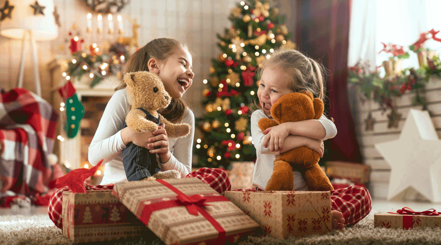 Unes nenes obrint regals i jugant (Getty images)