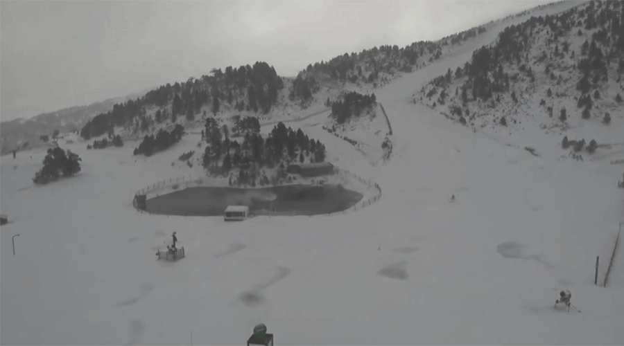 La neu ja ha emblanquinat algunes pistes d'esquí (ATV)