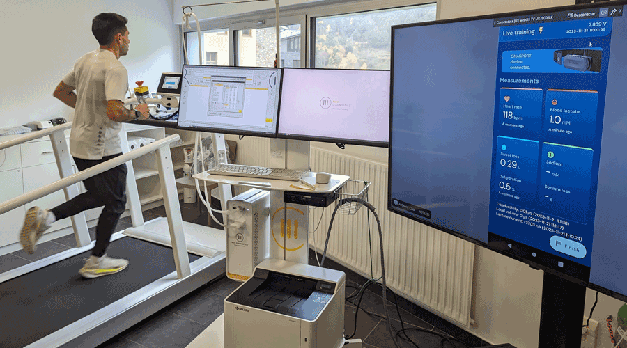 L'atleta Nahuel Carabaña fent un prova d'esforç al CTEO provant el dispositiu ONASPORT (AR+I)