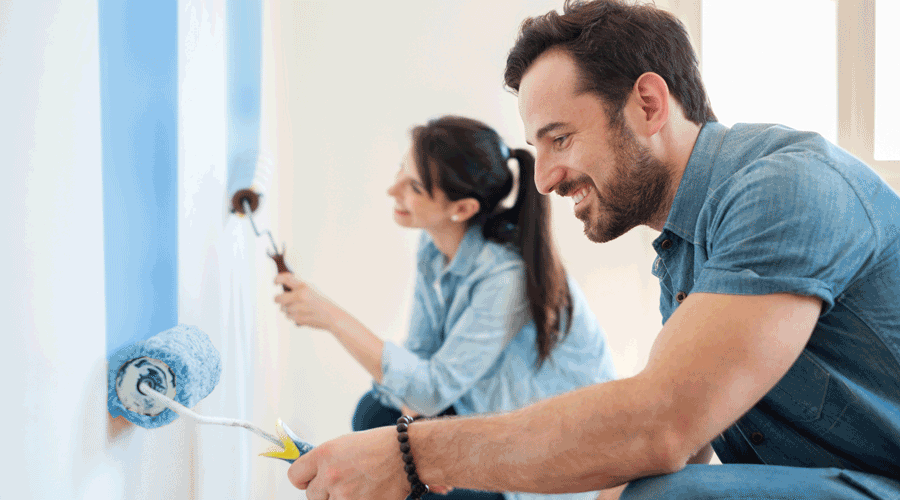 Una parella pintant una habitació de la llar (iStock)