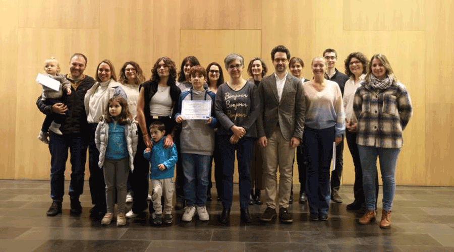 Premiats del 17è Concurs d’Iniciatives Ambientals amb Cèlia Vendrell i Guillem Casal al centre de la imatge (comuee)
