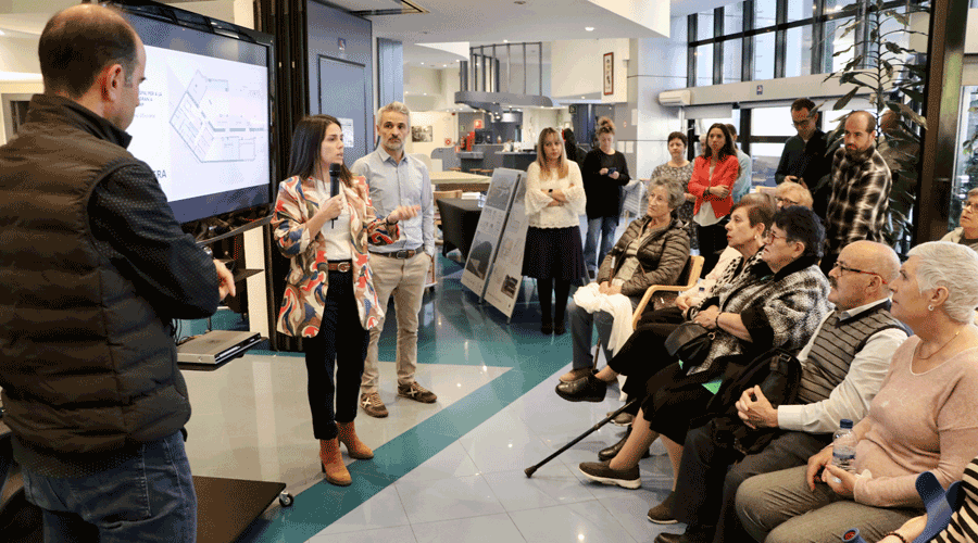 La cònsol major, Laura Mas, en la presentació davant dels padrins de la parròquia (Comú d'Encamp)