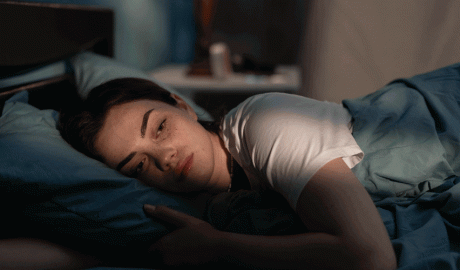 Una xiqueta amb problemes per a dormir