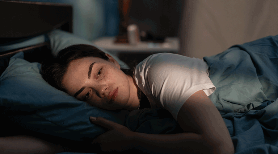 Una xiqueta amb problemes per a dormir (Getty images)