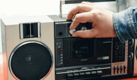 Una persona sintonitzant una emissora de ràdio